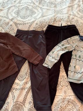 6 size - two joggers, 1 hoodie and 1 Christmas sweater - all EUC
